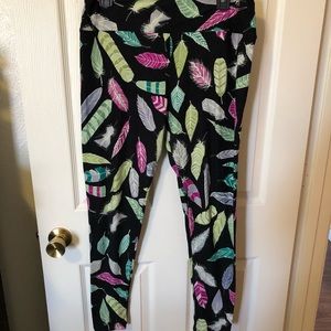 LuLaRoe Tall and Curvy Leggings Feathers!